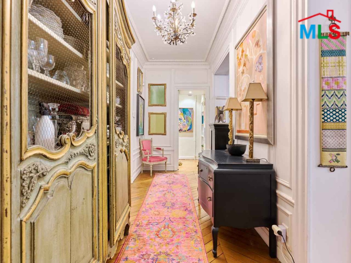 TRADITIONAL 3-BEDROOM APARTMENT FOR SALE l PARIS 16ème l FRANCE - 130m2