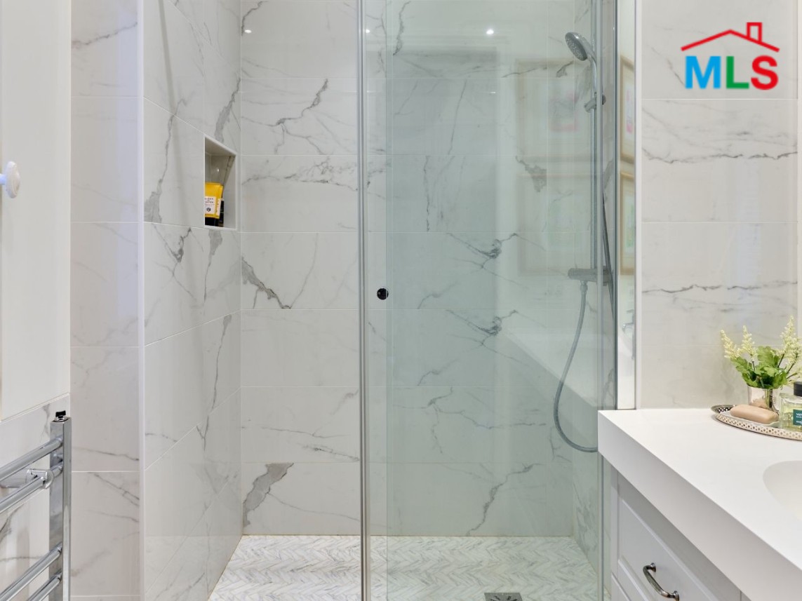TRADITIONAL 3-BEDROOM APARTMENT FOR SALE l PARIS 16ème l FRANCE - 130m2