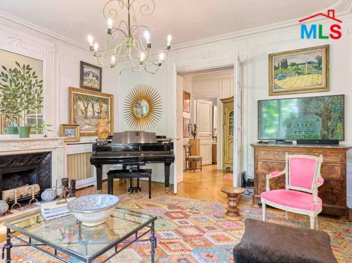 TRADITIONAL 3-BEDROOM APARTMENT FOR SALE l PARIS 16ème l FRANCE - 130m2