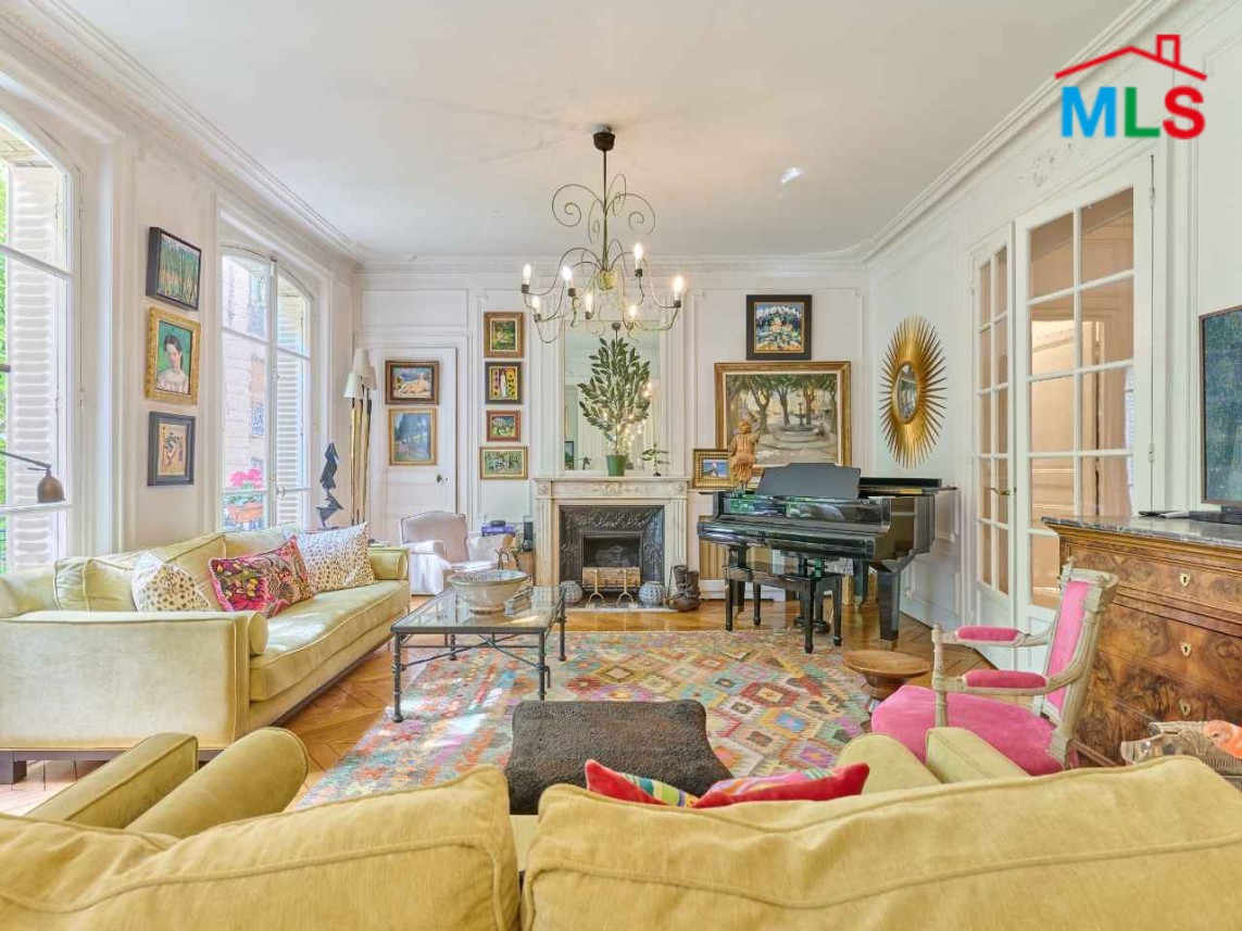 TRADITIONAL 3-BEDROOM APARTMENT FOR SALE l PARIS 16ème l FRANCE - 130m2