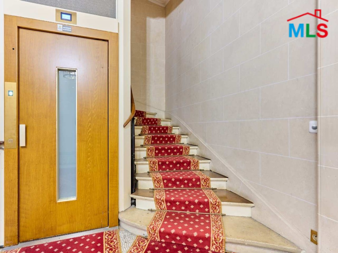 TRADITIONAL 3-BEDROOM APARTMENT FOR SALE l PARIS 16ème l FRANCE - 130m2