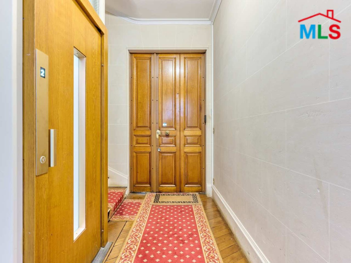 TRADITIONAL 3-BEDROOM APARTMENT FOR SALE l PARIS 16ème l FRANCE - 130m2