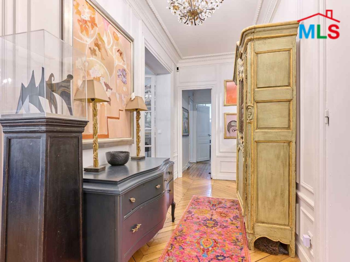 TRADITIONAL 3-BEDROOM APARTMENT FOR SALE l PARIS 16ème l FRANCE - 130m2