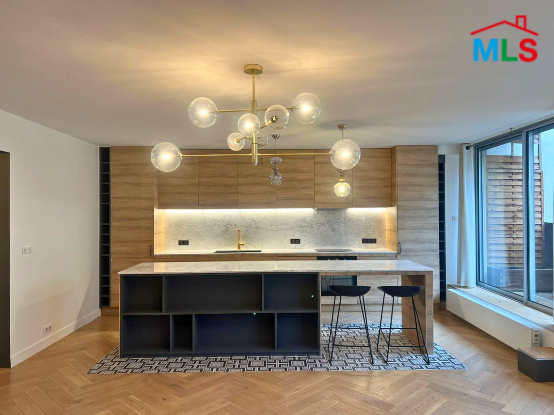 RENOVATED 3-BEDROOM APARTMENT FOR SALE l PARIS 16ème l FRANCE - 122m2