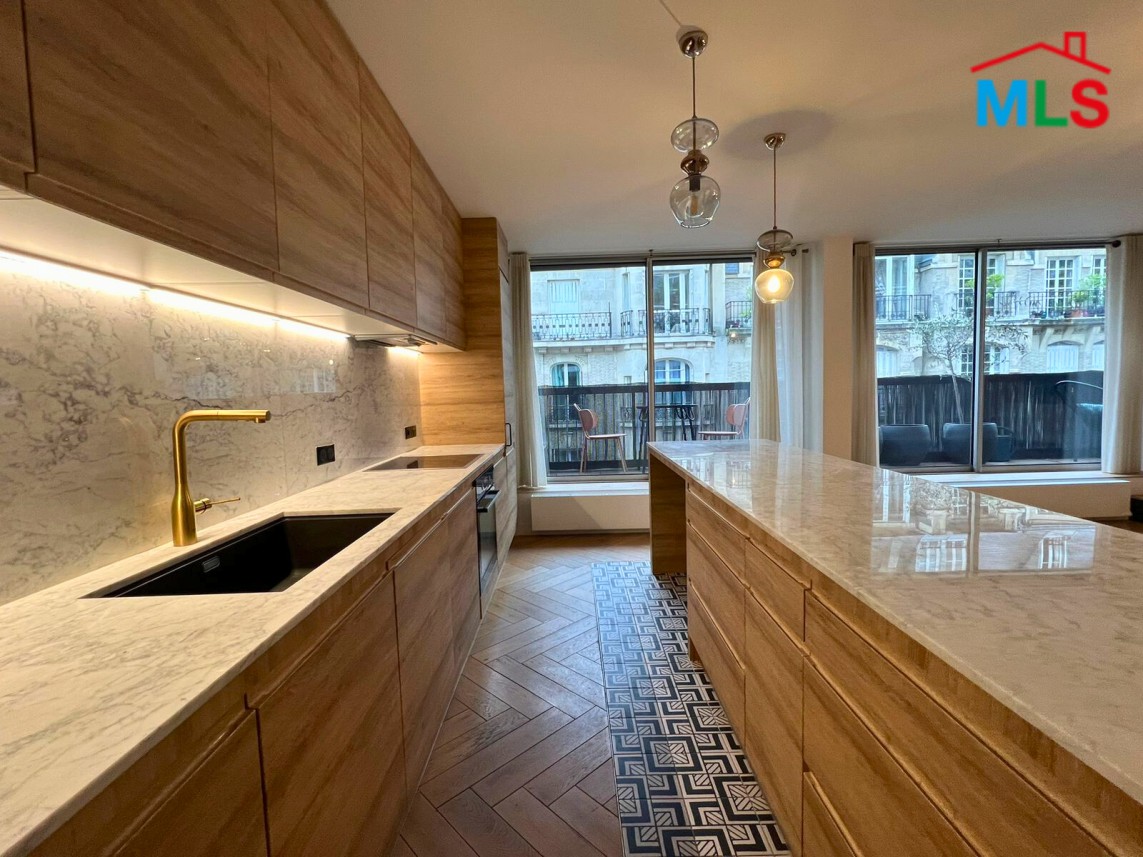 RENOVATED 3-BEDROOM APARTMENT FOR SALE l PARIS 16ème l FRANCE - 122m2