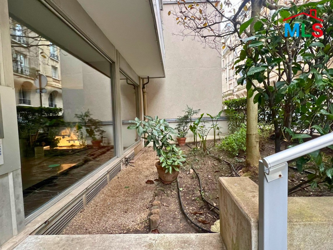 RENOVATED 3-BEDROOM APARTMENT FOR SALE l PARIS 16ème l FRANCE - 122m2