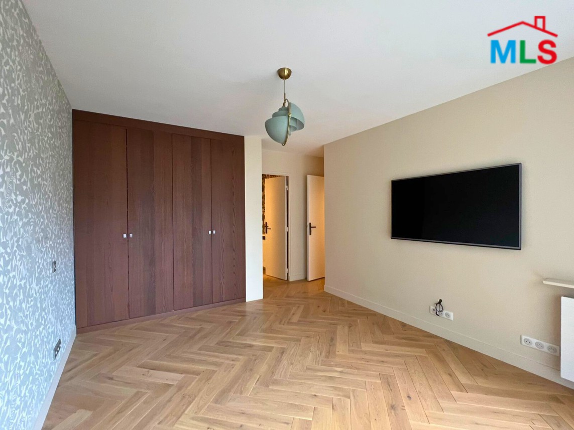 RENOVATED 3-BEDROOM APARTMENT FOR SALE l PARIS 16ème l FRANCE - 122m2