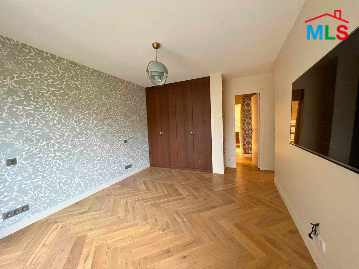 RENOVATED 3-BEDROOM APARTMENT FOR SALE l PARIS 16ème l FRANCE - 122m2