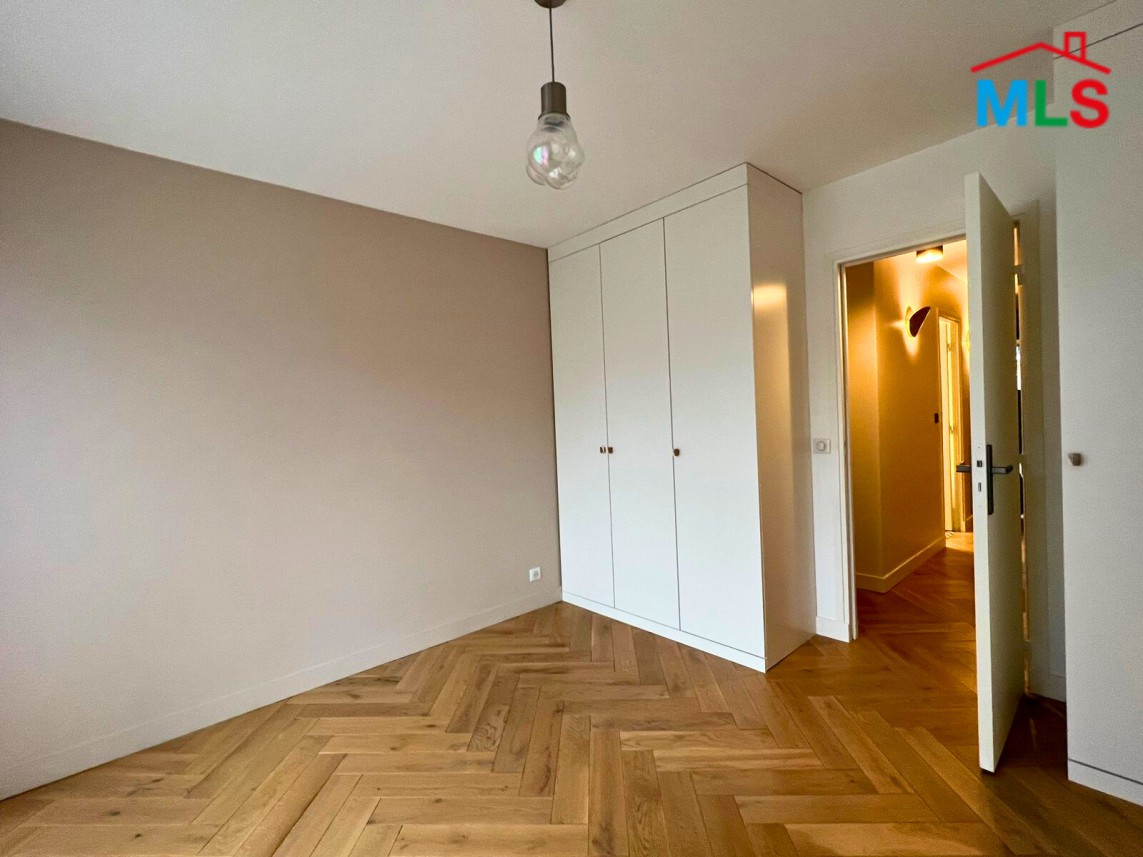 RENOVATED 3-BEDROOM APARTMENT FOR SALE l PARIS 16ème l FRANCE - 122m2