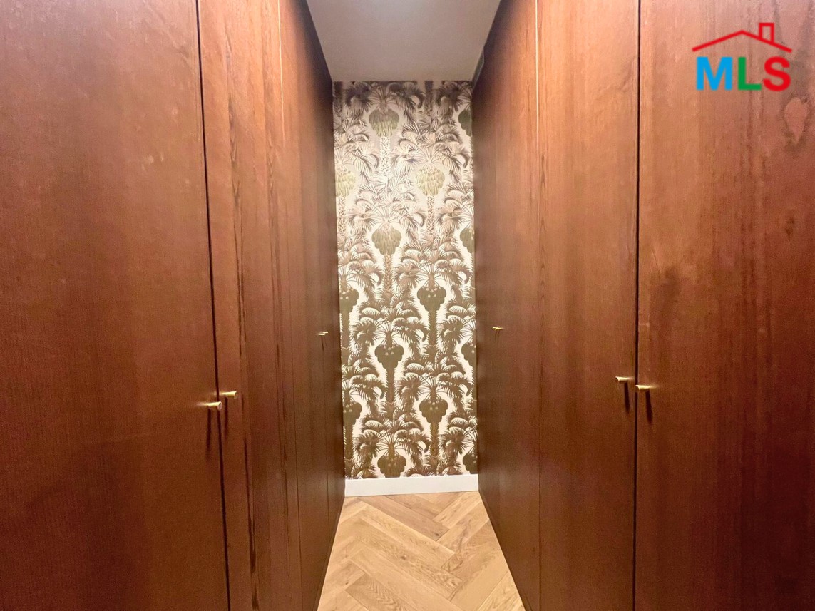 RENOVATED 3-BEDROOM APARTMENT FOR SALE l PARIS 16ème l FRANCE - 122m2