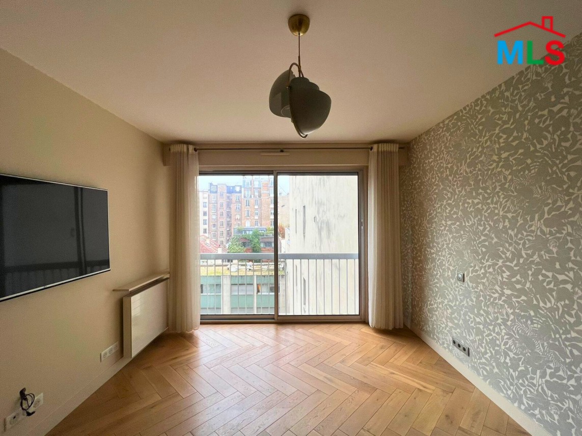 RENOVATED 3-BEDROOM APARTMENT FOR SALE l PARIS 16ème l FRANCE - 122m2