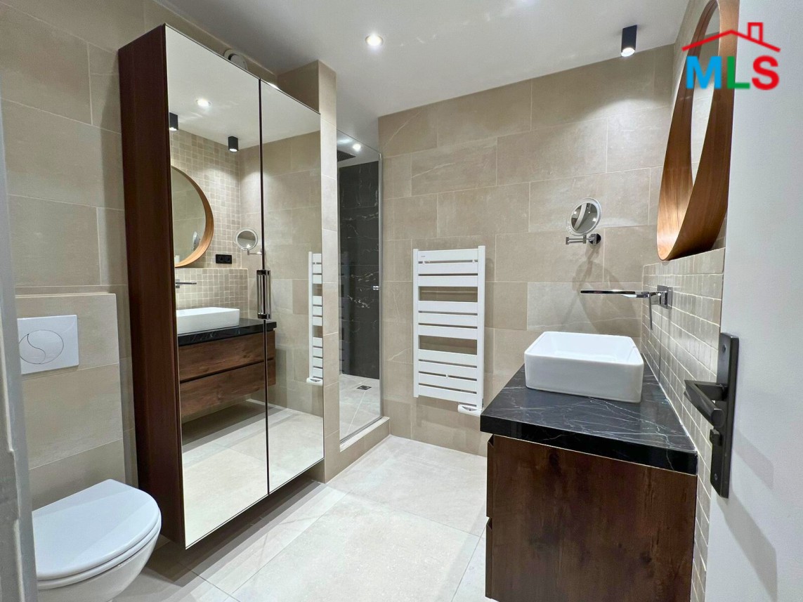 RENOVATED 3-BEDROOM APARTMENT FOR SALE l PARIS 16ème l FRANCE - 122m2