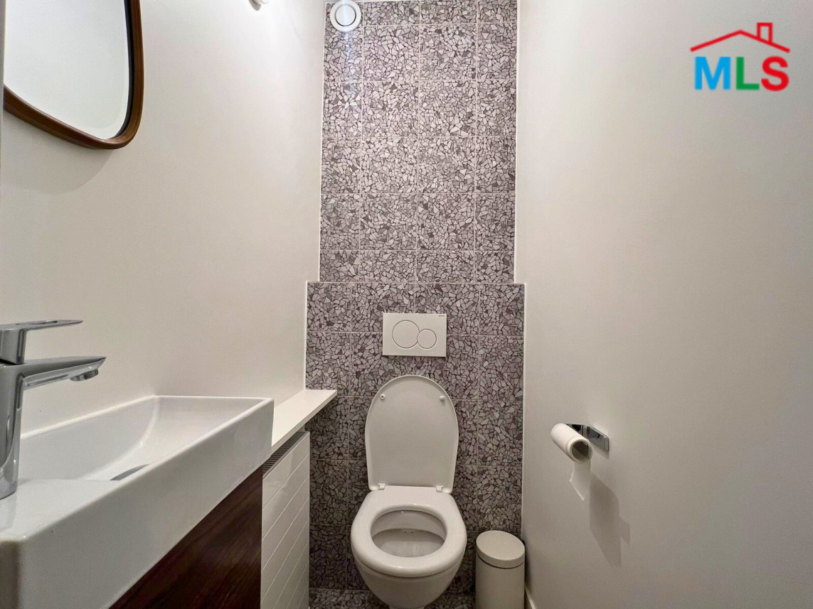 RENOVATED 3-BEDROOM APARTMENT FOR SALE l PARIS 16ème l FRANCE - 122m2