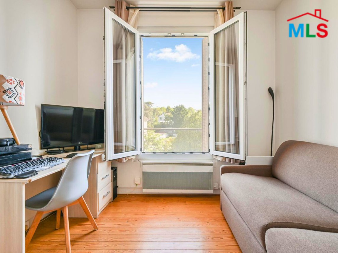 BRIGHT STUDIO WITH NICE VIEW FOR SALE | RUEIL-MALMAISON FRANCE - 20 m2