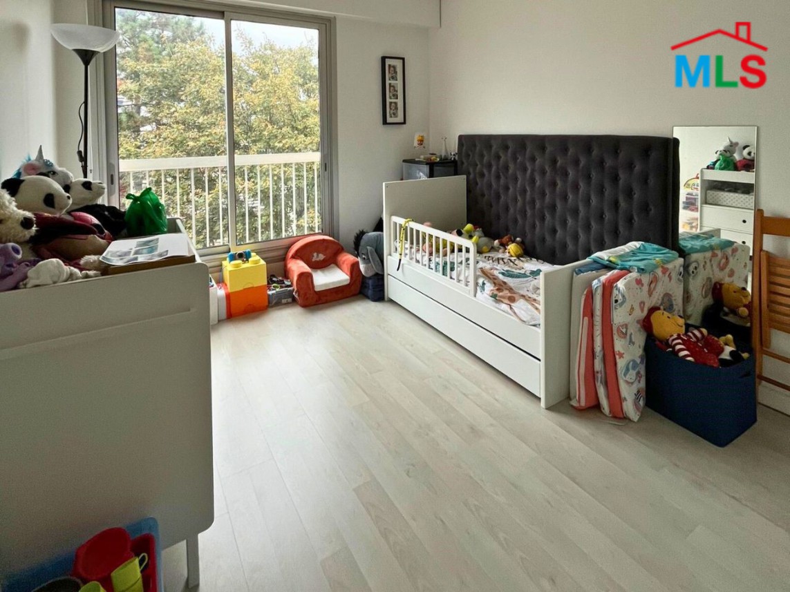 ONE-BEDROOM APARTMENT FOR SALE IN RUEIL-MALMAISON l FRANCE - 44m2