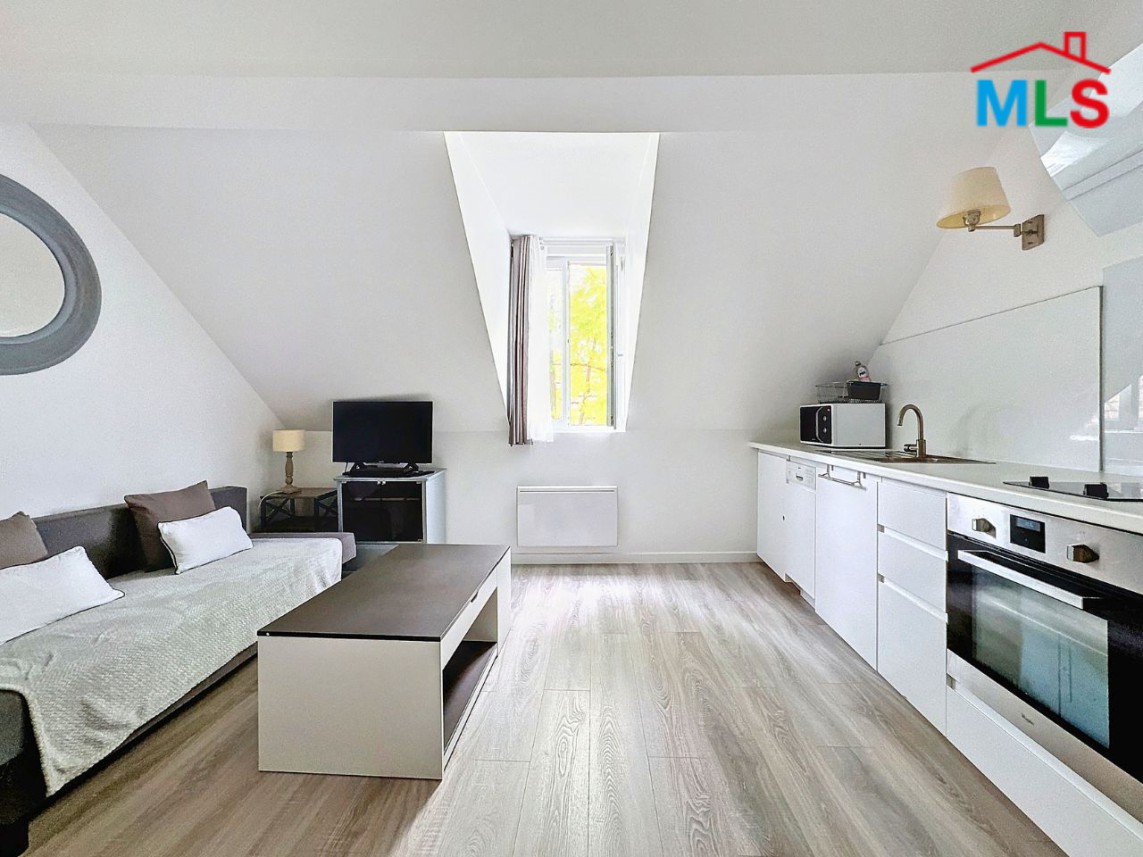 ONE-BEDROOM APARTMENT FOR SALE IN RUEIL-MALMAISON, CENTRE VILLE l FRANCE - 32m2