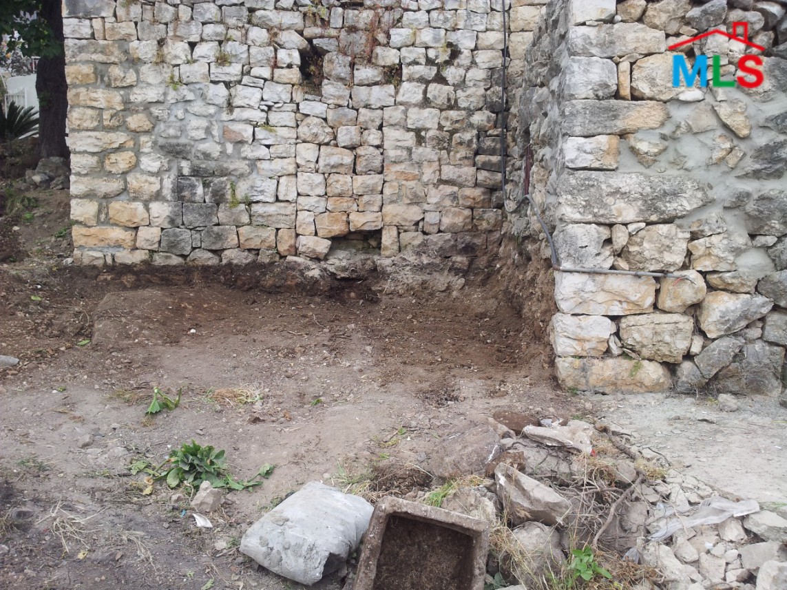 Land With An Old House For Sale in Ghazir