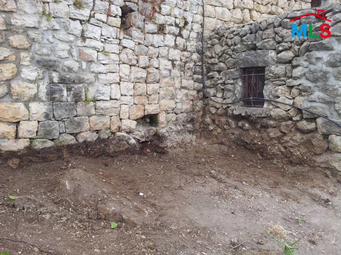 Land With An Old House For Sale in Ghazir