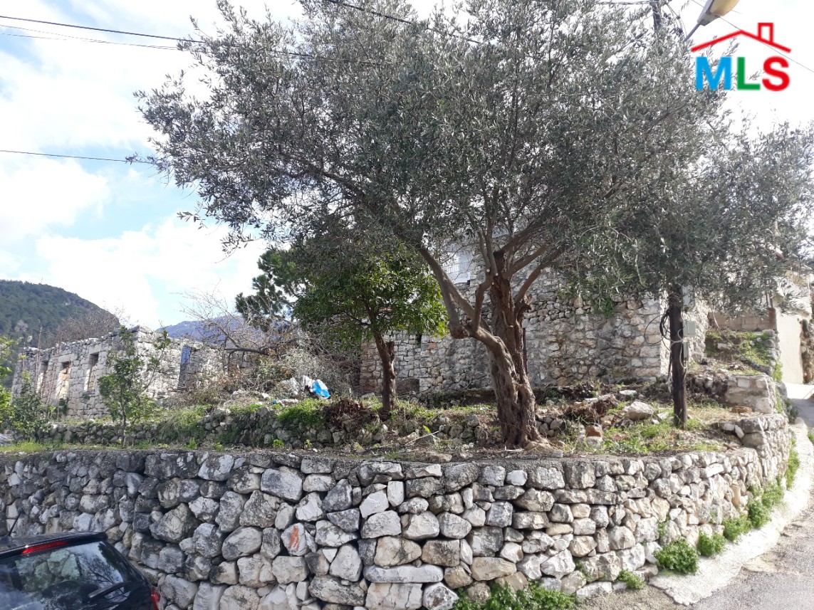 Land With An Old House For Sale in Ghazir