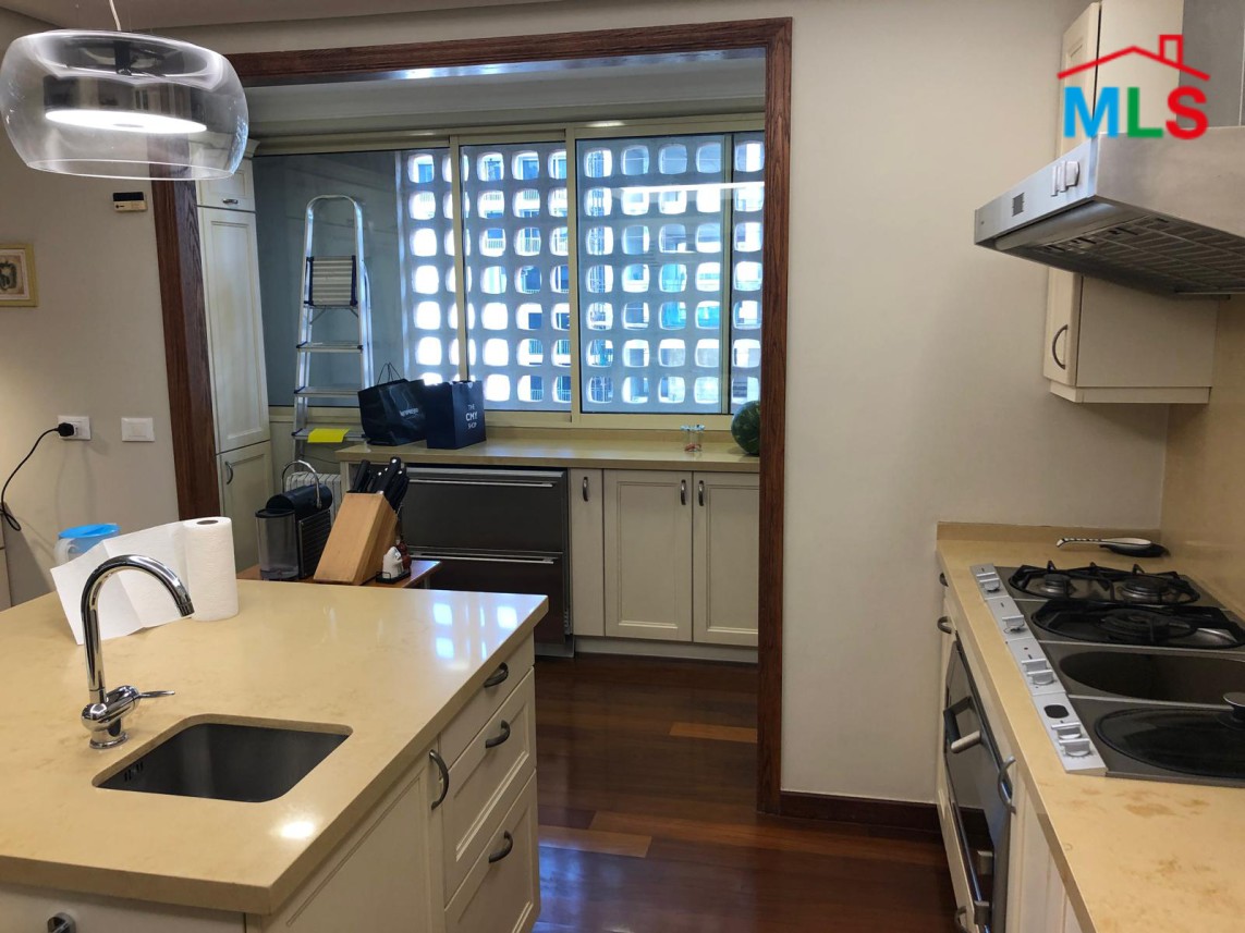 Spacious Luxurious Apartment For Sale In Hamra, Ras Beirut