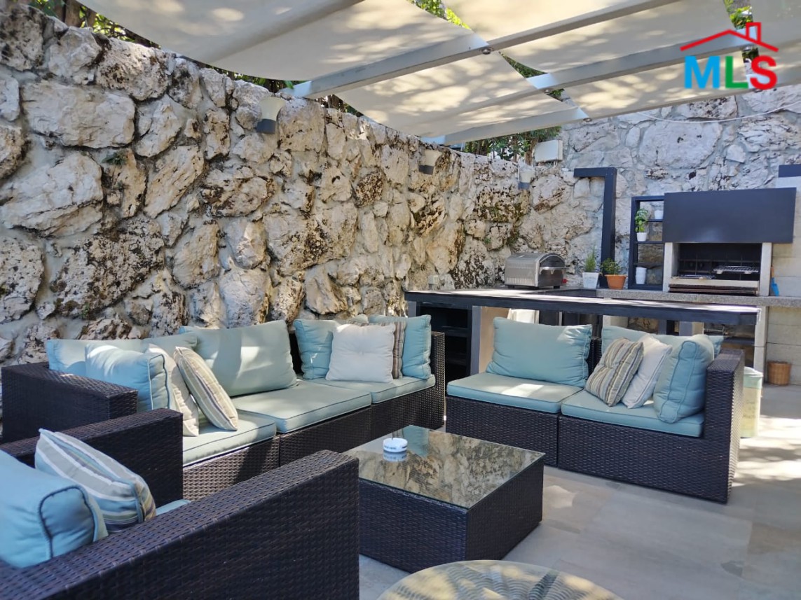 Unfurnished Apartment With Garden And Terrace for Sale In Rayfoun