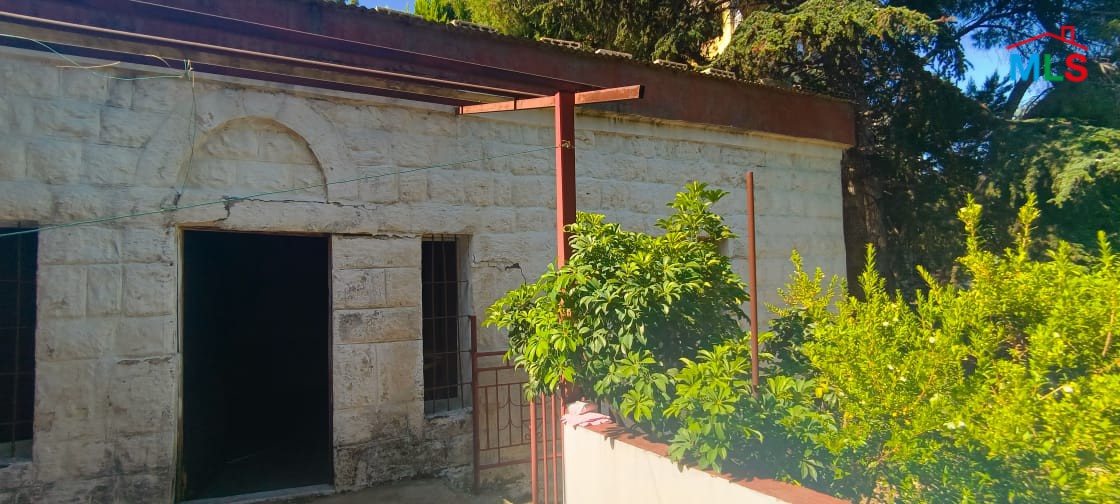 Land for Sale with an Old House In Maaysra
