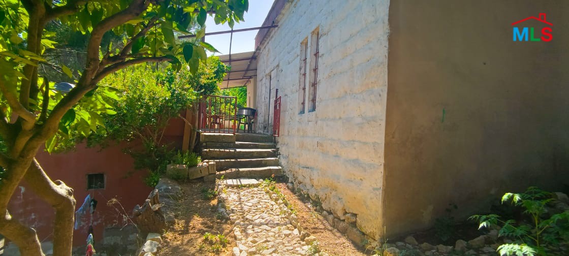 Land for Sale with an Old House In Maaysra