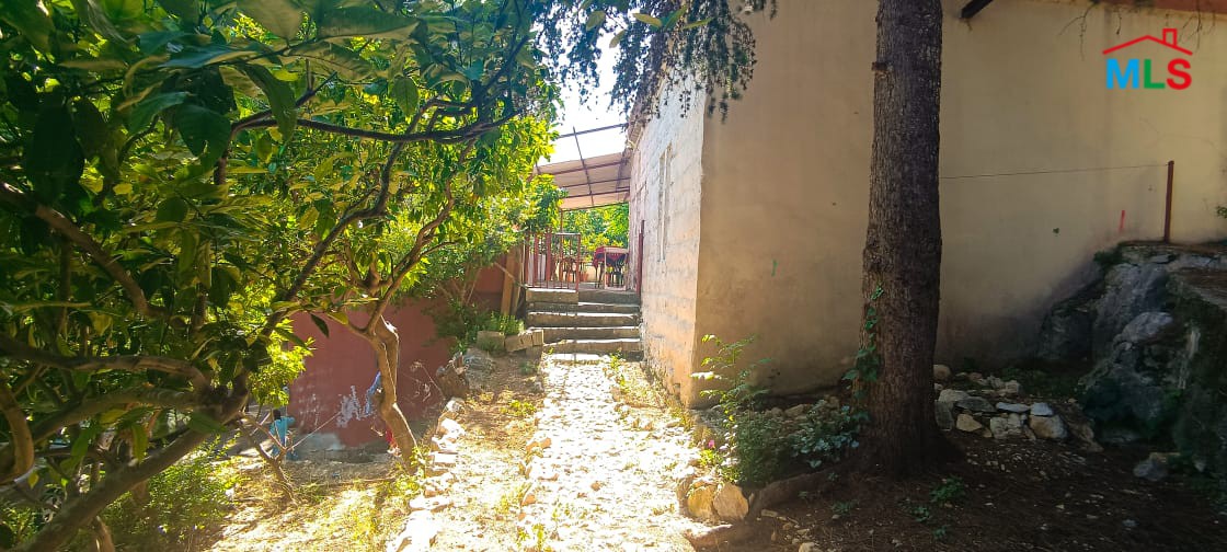 Land for Sale with an Old House In Maaysra