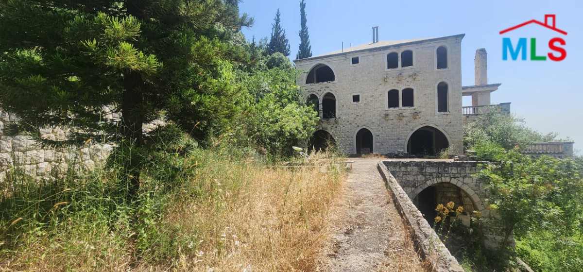 Core And Shell Traditional Lebanese Villa for Sale In Chnaniir