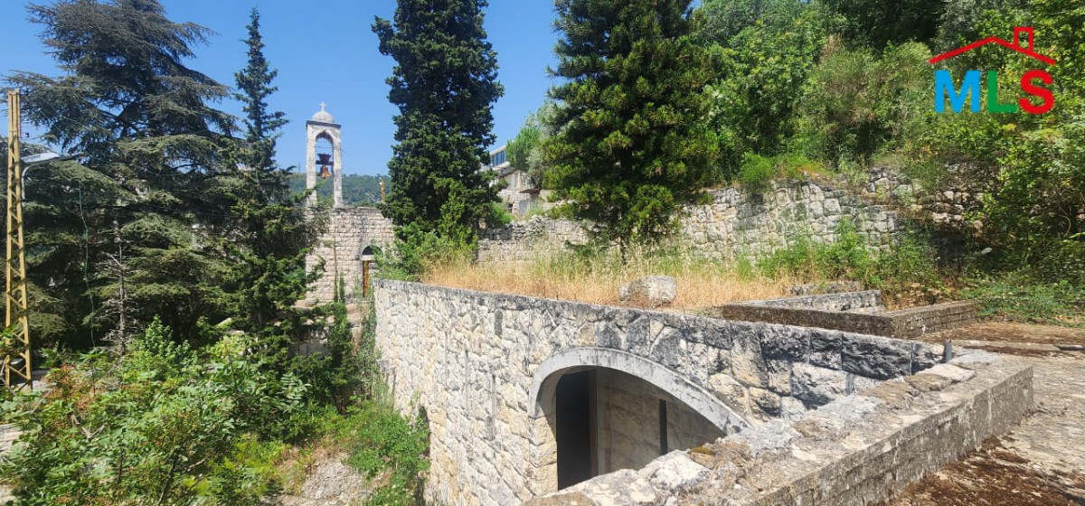 Core And Shell Traditional Lebanese Villa for Sale In Chnaniir