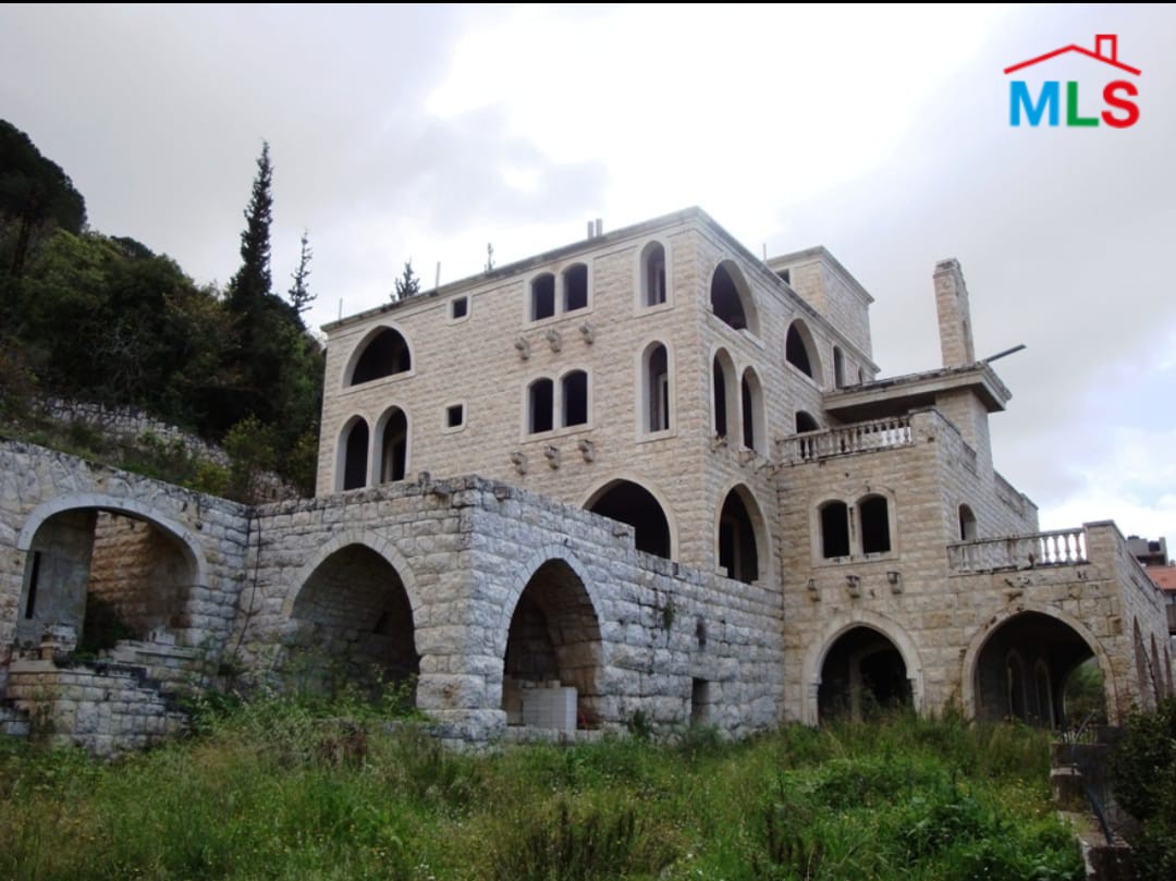 Core And Shell Traditional Lebanese Villa for Sale In Chnaniir
