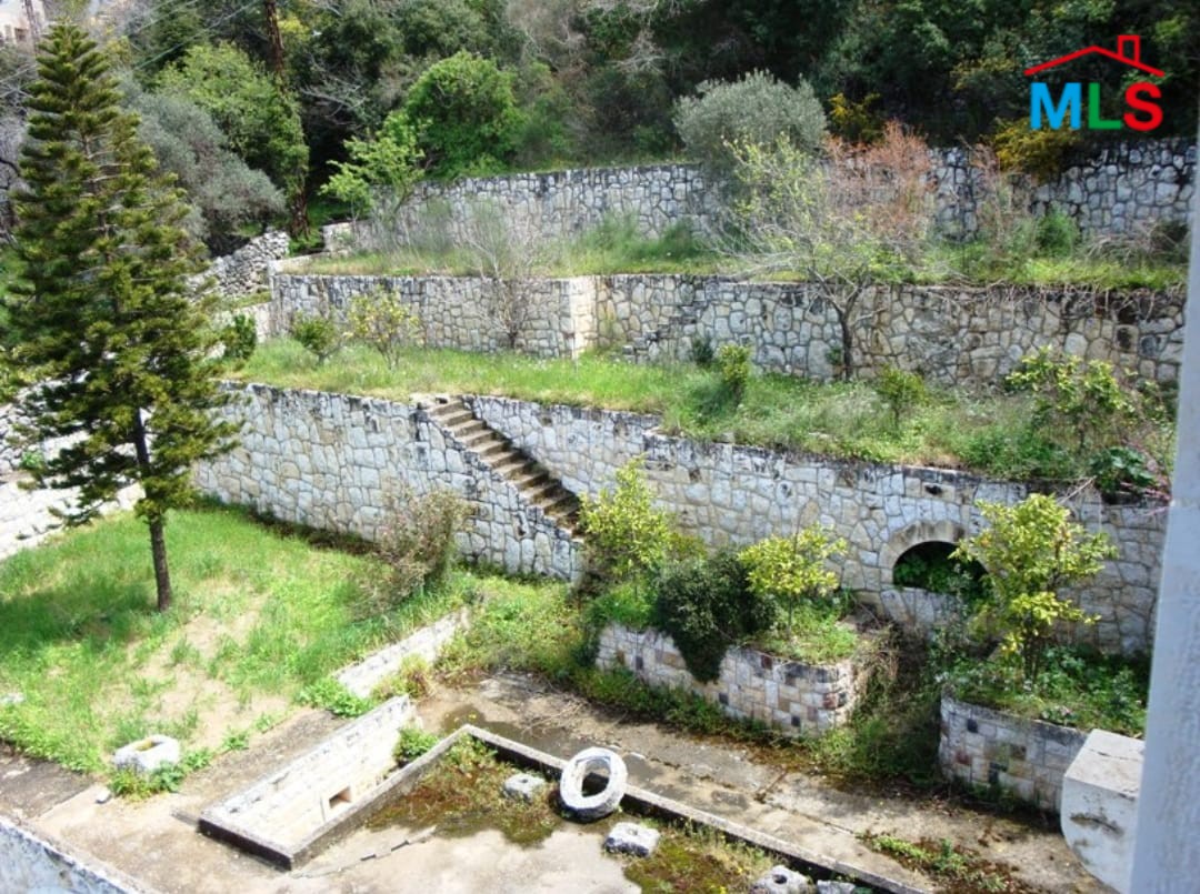 Core And Shell Traditional Lebanese Villa for Sale In Chnaniir