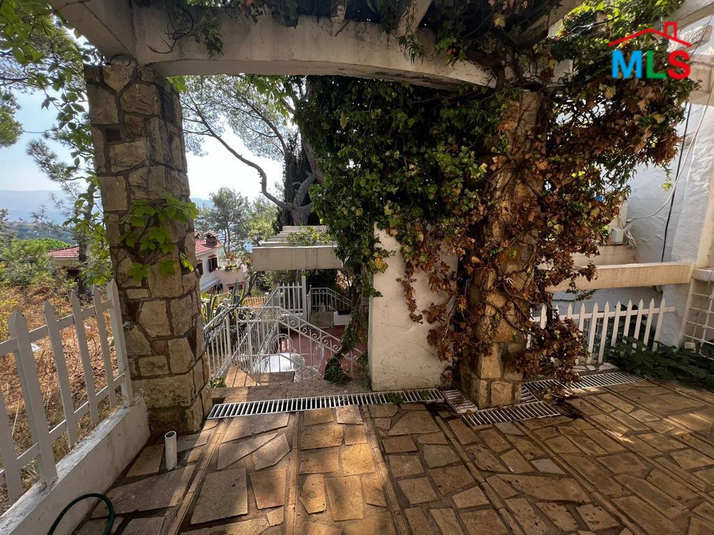 Stunning Villa with Garden For Sale in Baabdat