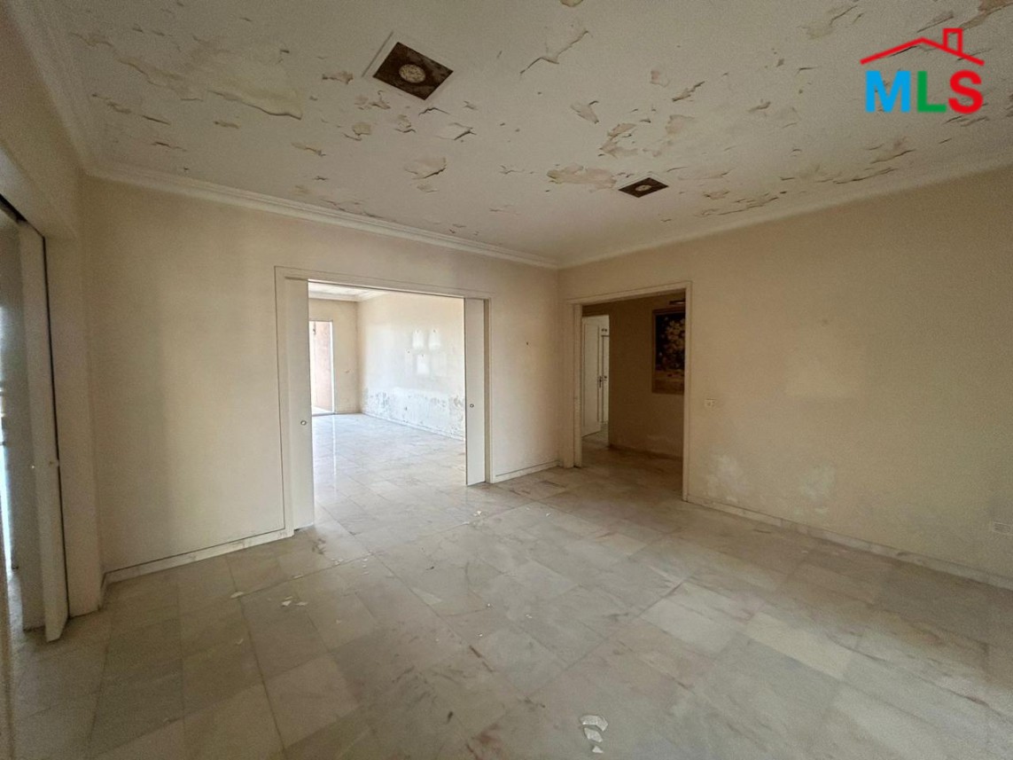 Fixer-Upper! Spacious Apartment In Tallet El-Khayat, Beirut For Sale