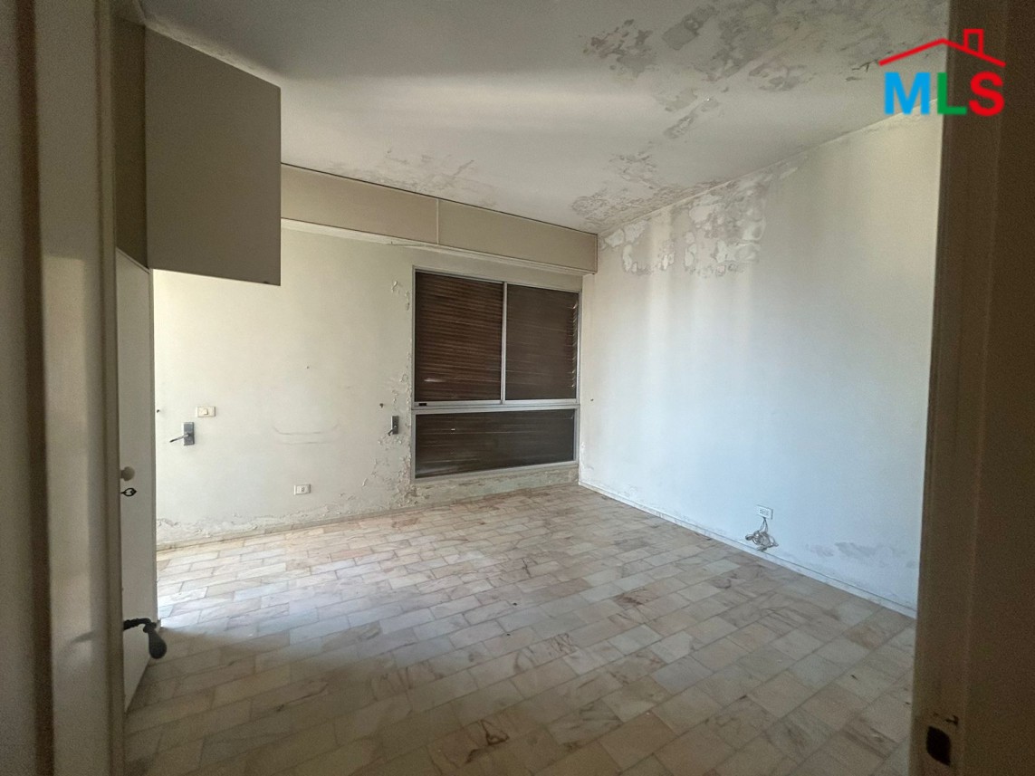 Fixer-Upper! Spacious Apartment In Tallet El-Khayat, Beirut For Sale