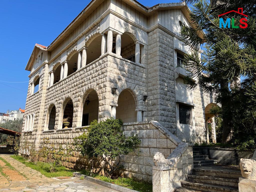A Traditional Old House With Garden for Sale In Mansourieh