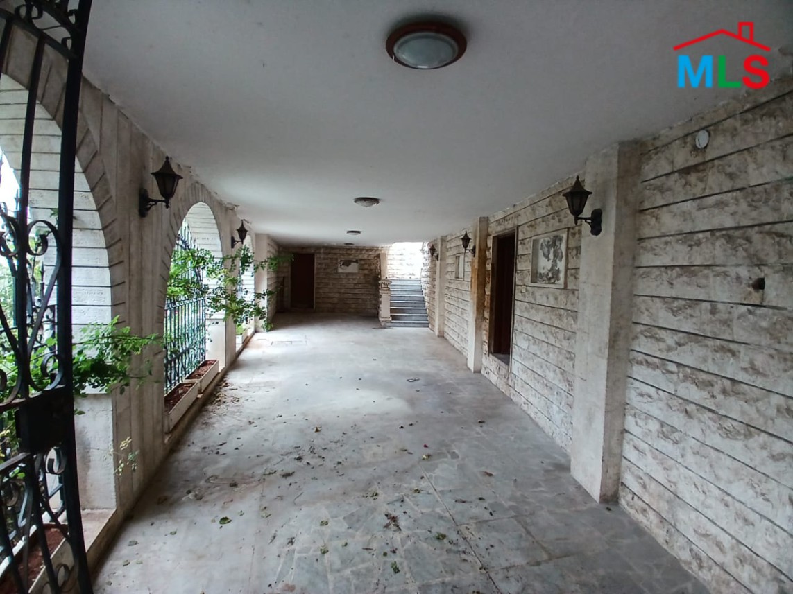 Spacious Traditional Villa On Land For Sale In Rabweh