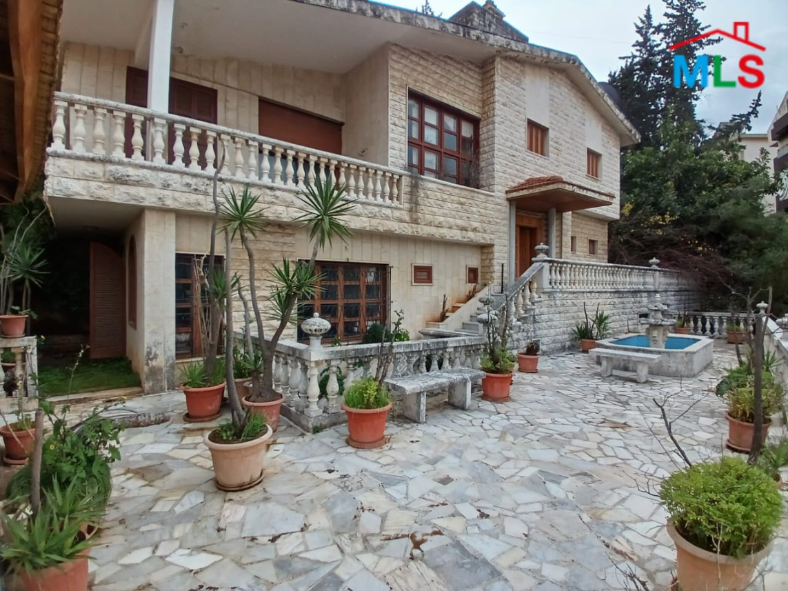 Spacious Traditional Villa On Land For Sale In Rabweh