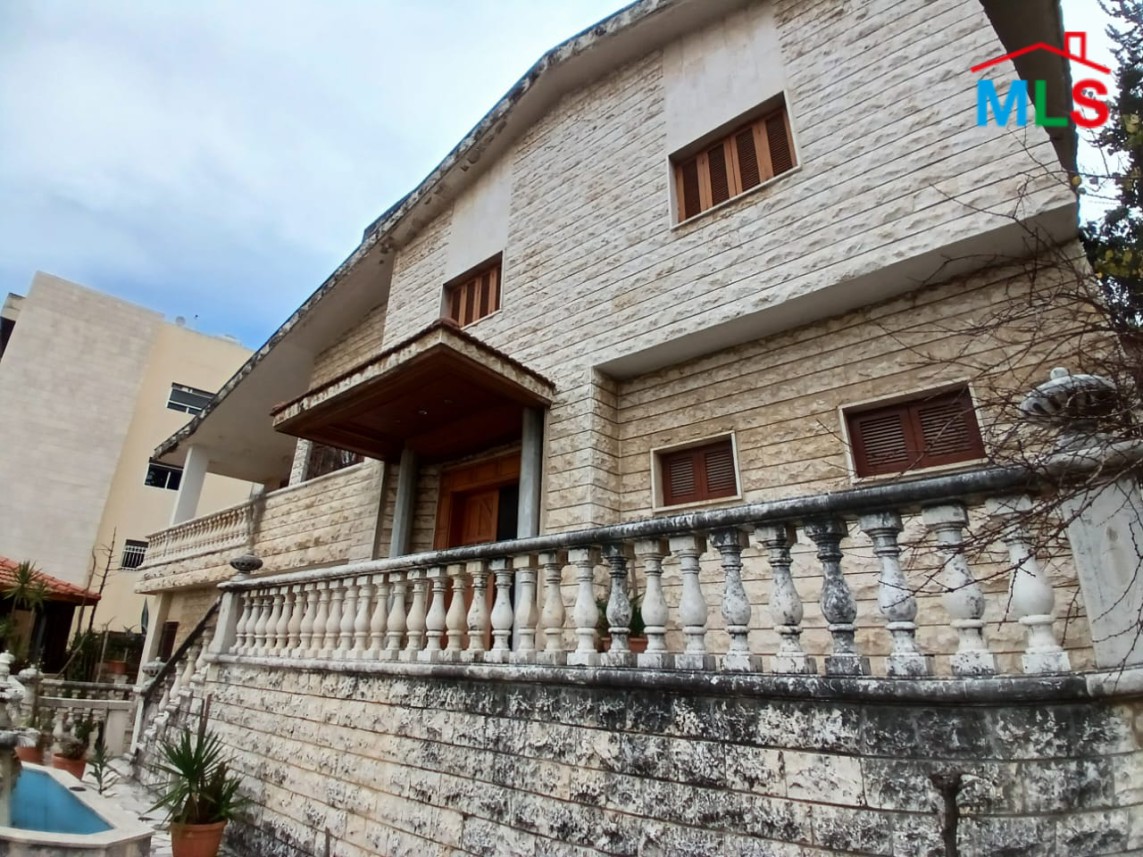 Spacious Traditional Villa On Land For Sale In Rabweh