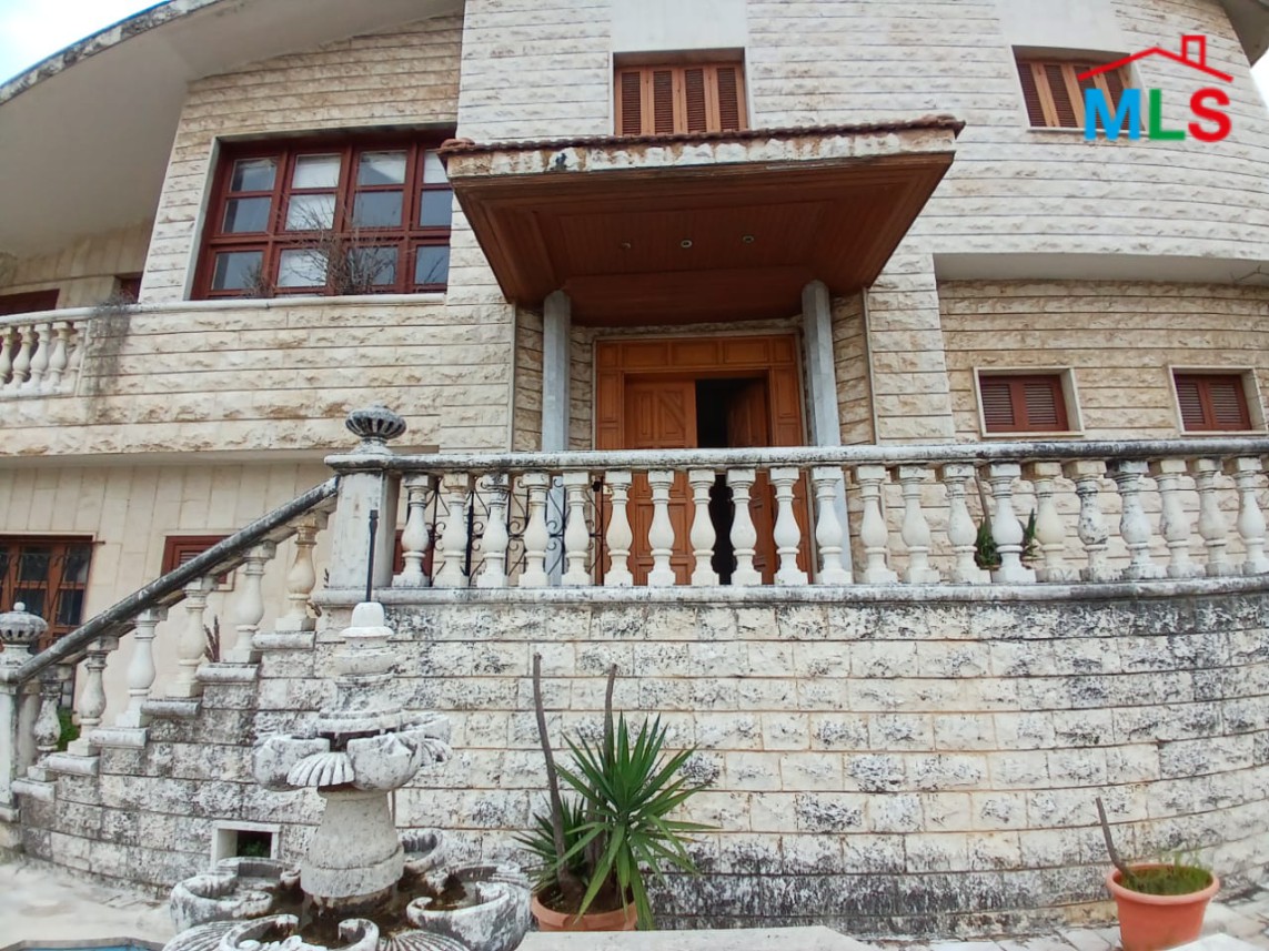 Spacious Traditional Villa On Land For Sale In Rabweh