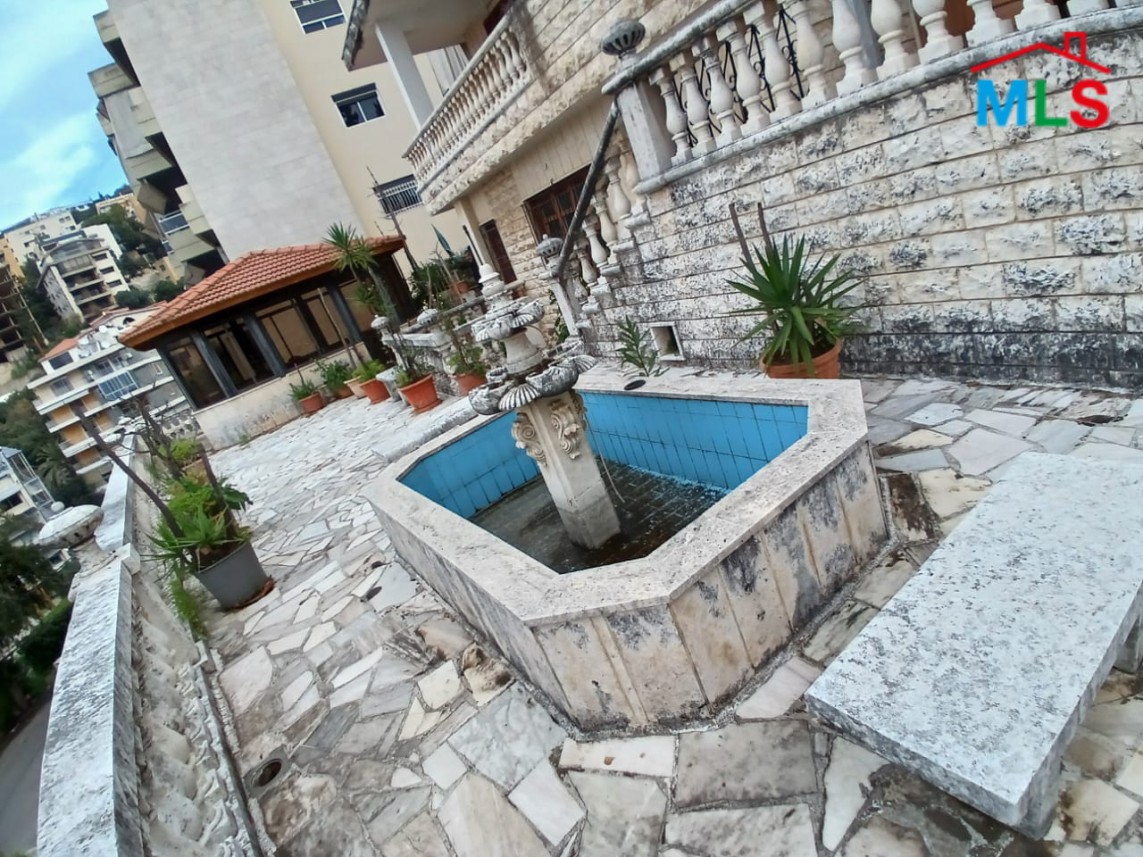 Spacious Traditional Villa On Land For Sale In Rabweh