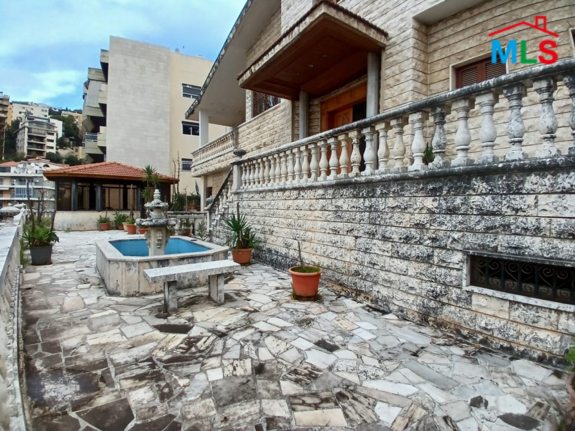 Spacious Traditional Villa On Land For Sale In Rabweh
