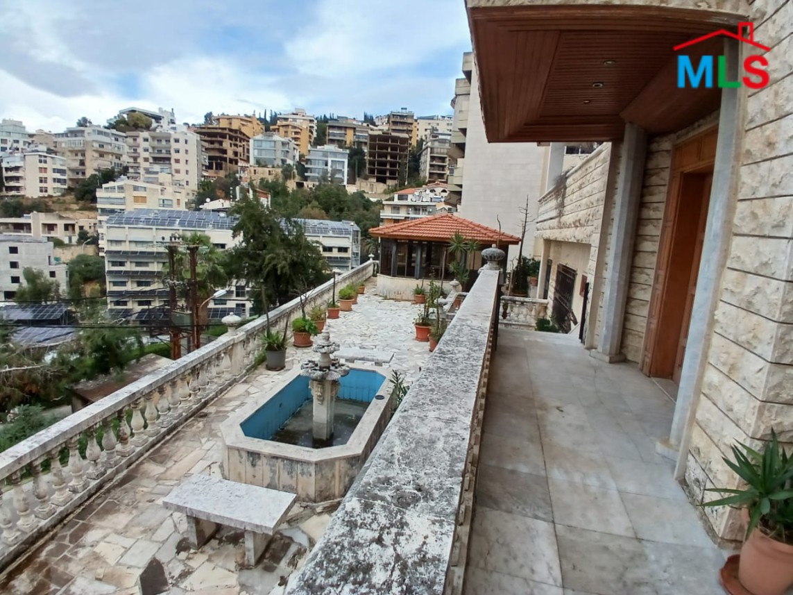Spacious Traditional Villa On Land For Sale In Rabweh