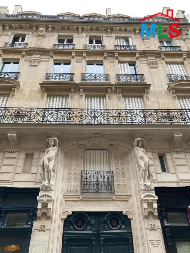 Furnished Cozy Studio for Sale In Paris VIIIème - 24 m²