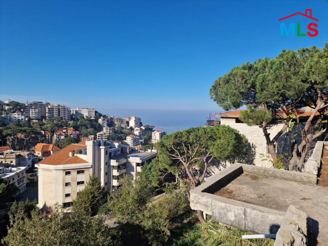 Land with Traditional Lebanese Old Building For Sale in Broumana