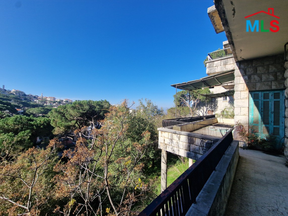 Land with Traditional Lebanese Old Building For Sale in Broumana