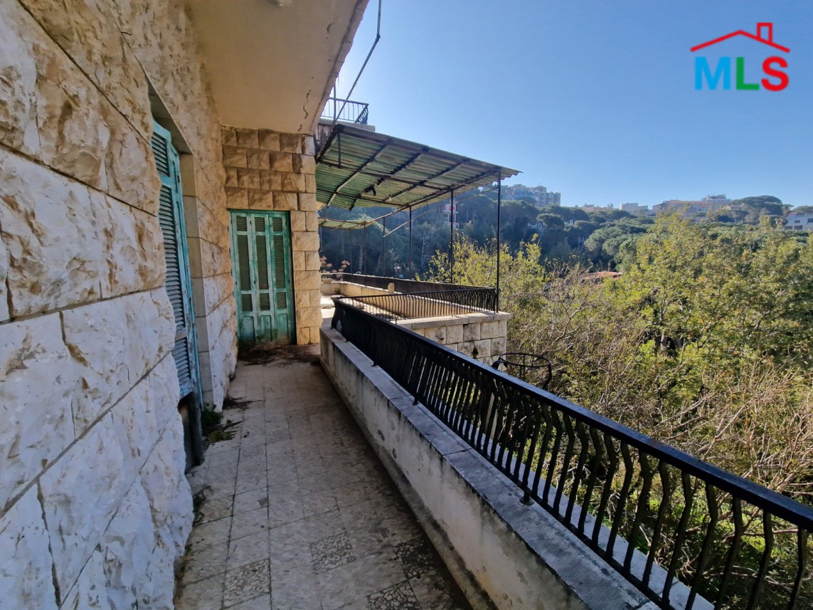 Land with Traditional Lebanese Old Building For Sale in Broumana