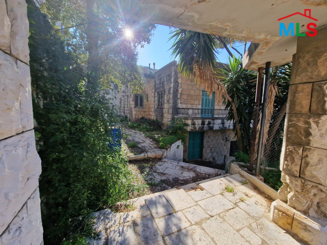 Land with Traditional Lebanese Old Building For Sale in Broumana