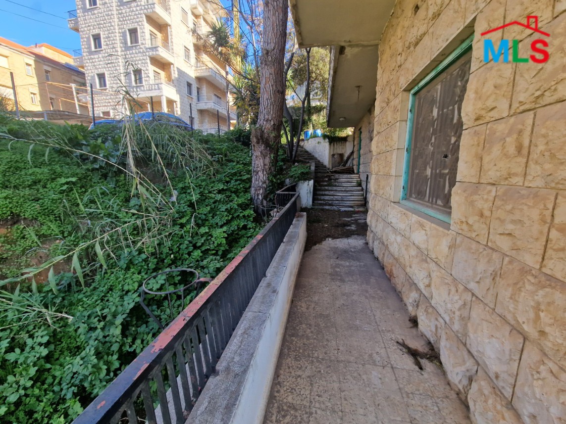 Land with Traditional Lebanese Old Building For Sale in Broumana