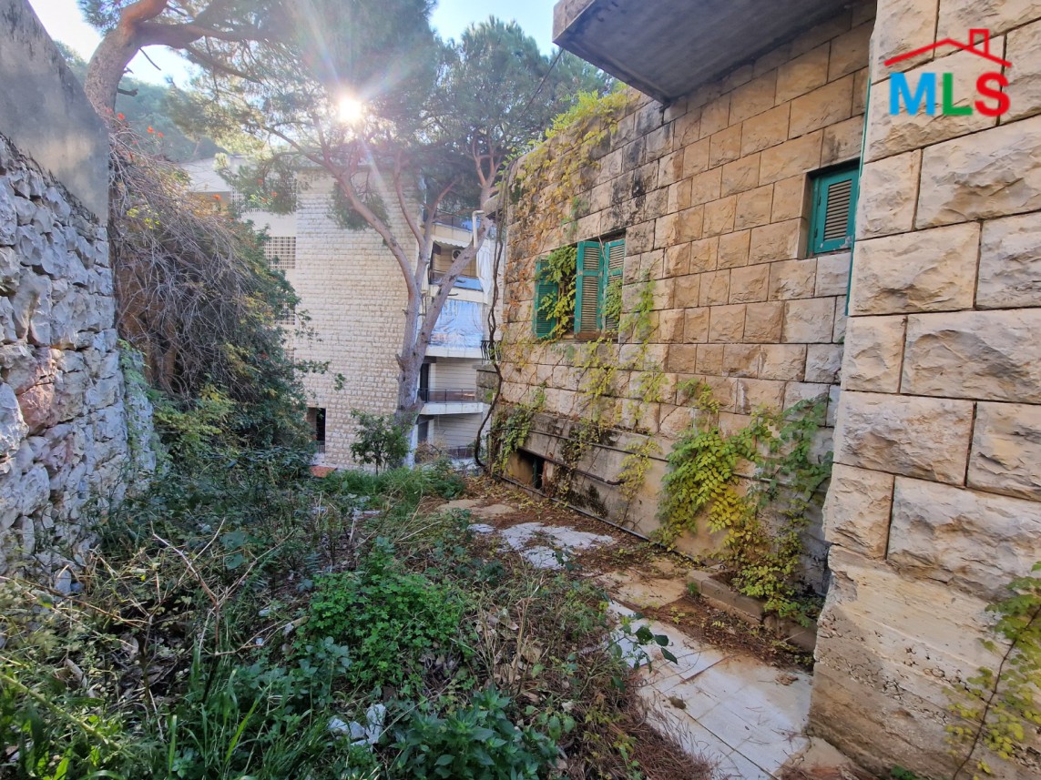Land with Traditional Lebanese Old Building For Sale in Broumana